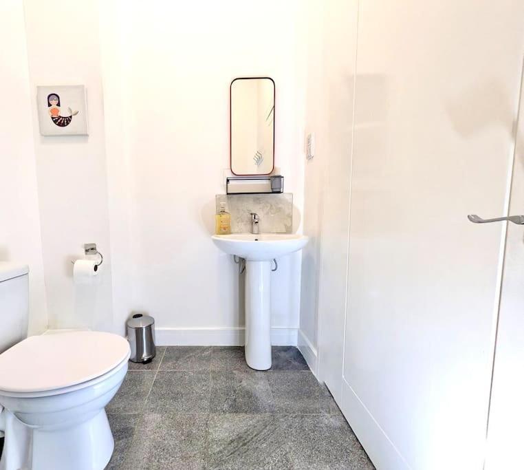 Apartment Ideal For Groups - 2 Bedroom Modern - Free Parking, Transit Links, Close To Stadiums *
