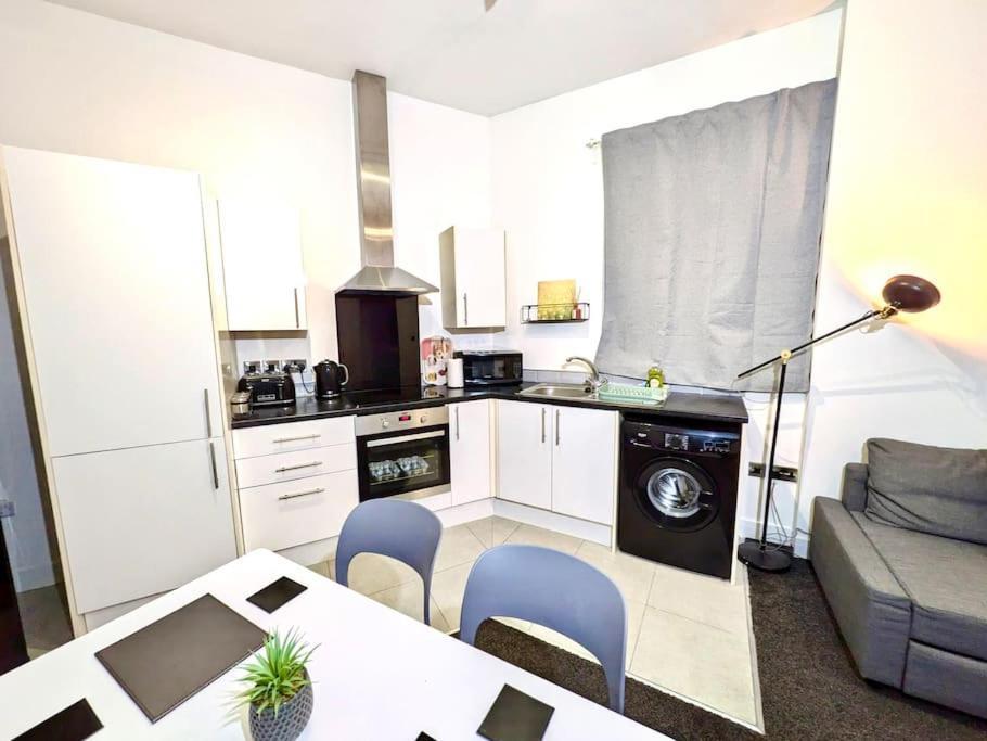 Ideal For Groups - 2 Bedroom Modern - Free Parking, Transit Links, Close To Stadiums