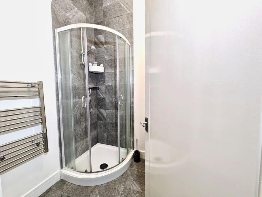 Ideal For Groups - 2 Bedroom Modern - Free Parking, Transit Links, Close To Stadiums Apartment