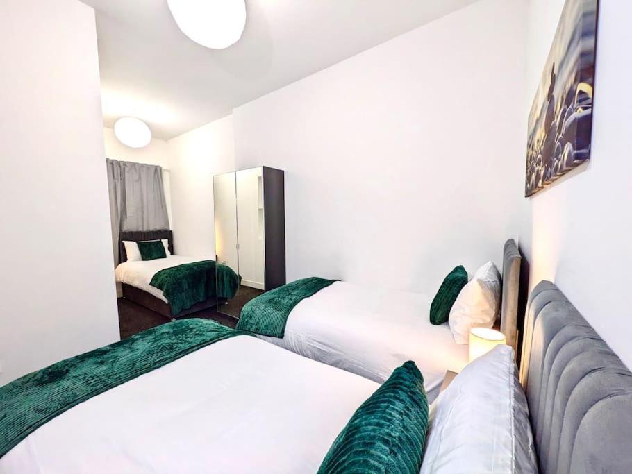 Apartment Ideal For Groups - 2 Bedroom Modern - Free Parking, Transit Links, Close To Stadiums Manchester